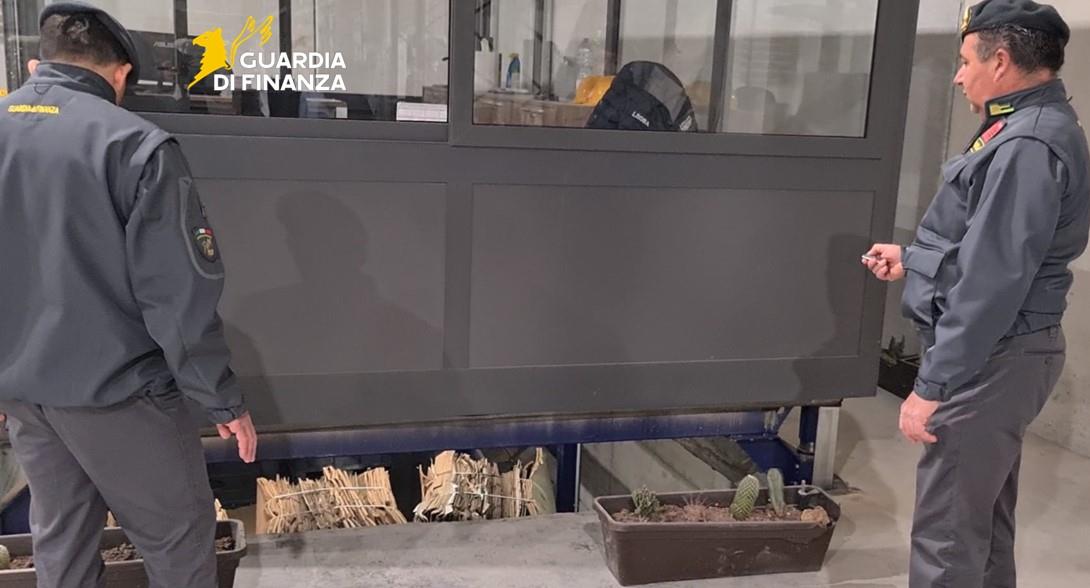 Nel bunker la più grande fabbrica clandestina di sigarette d’Europa. LE IMMAGINI