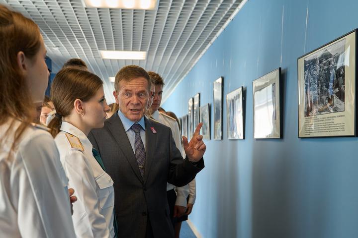 Russia: mostra di foto celebra 80mo anniversario vittoria in Guerra mondiale antifascista (1)