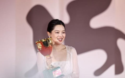 Xin Zhilei vince premio come miglior attrice all’82esima Mostra del cinema di Venezia