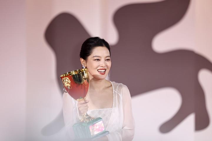 Xin Zhilei vince premio come miglior attrice all’82esima Mostra del cinema di Venezia