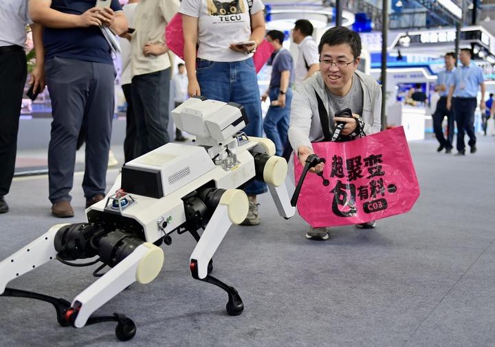 Cina: robot alla Global Industrial Internet Conference di Shenyang
