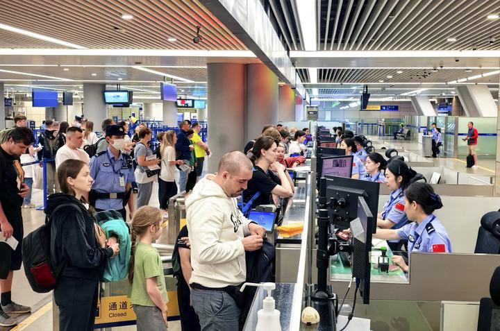 Cina: Shanghai, procedure doganali semplificate stimolano vendite in negozi con rimborso fiscale