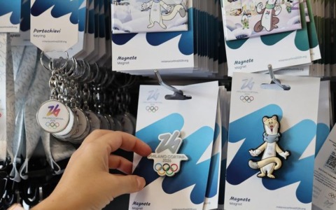 Italia: negozio ufficiale delle Olimpiadi invernali di Milano Cortina (2)