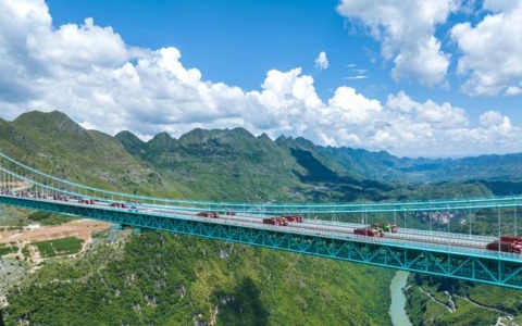 Cina: il ponte più alto del mondo apre al traffico nel Guizhou