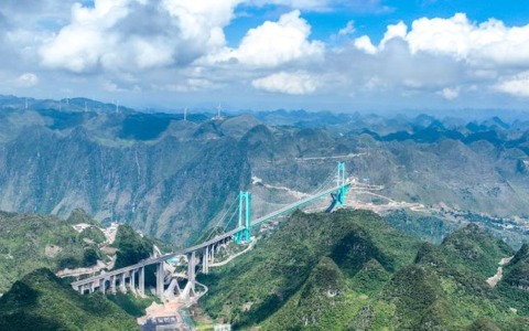 Cina: il ponte più alto del mondo apre al traffico nel Guizhou