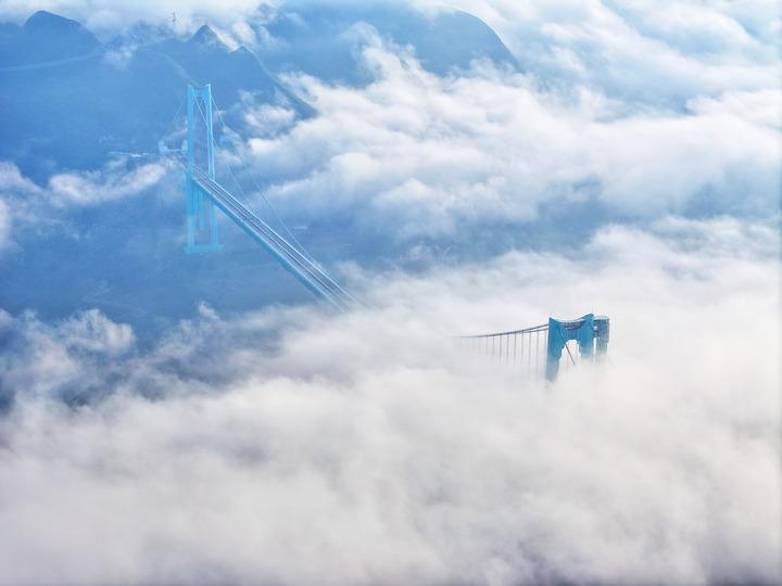 Cina: il ponte più alto del mondo apre al traffico nel Guizhou