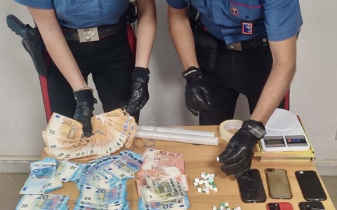 Spacciatori presi con le mani nel sacco, arrestati un 22enne ed un 52 enne