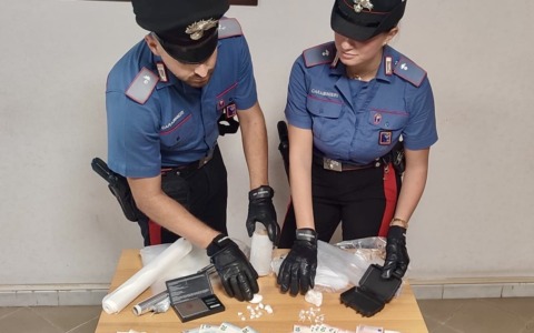 Cocaina e crack in casa, arrestata