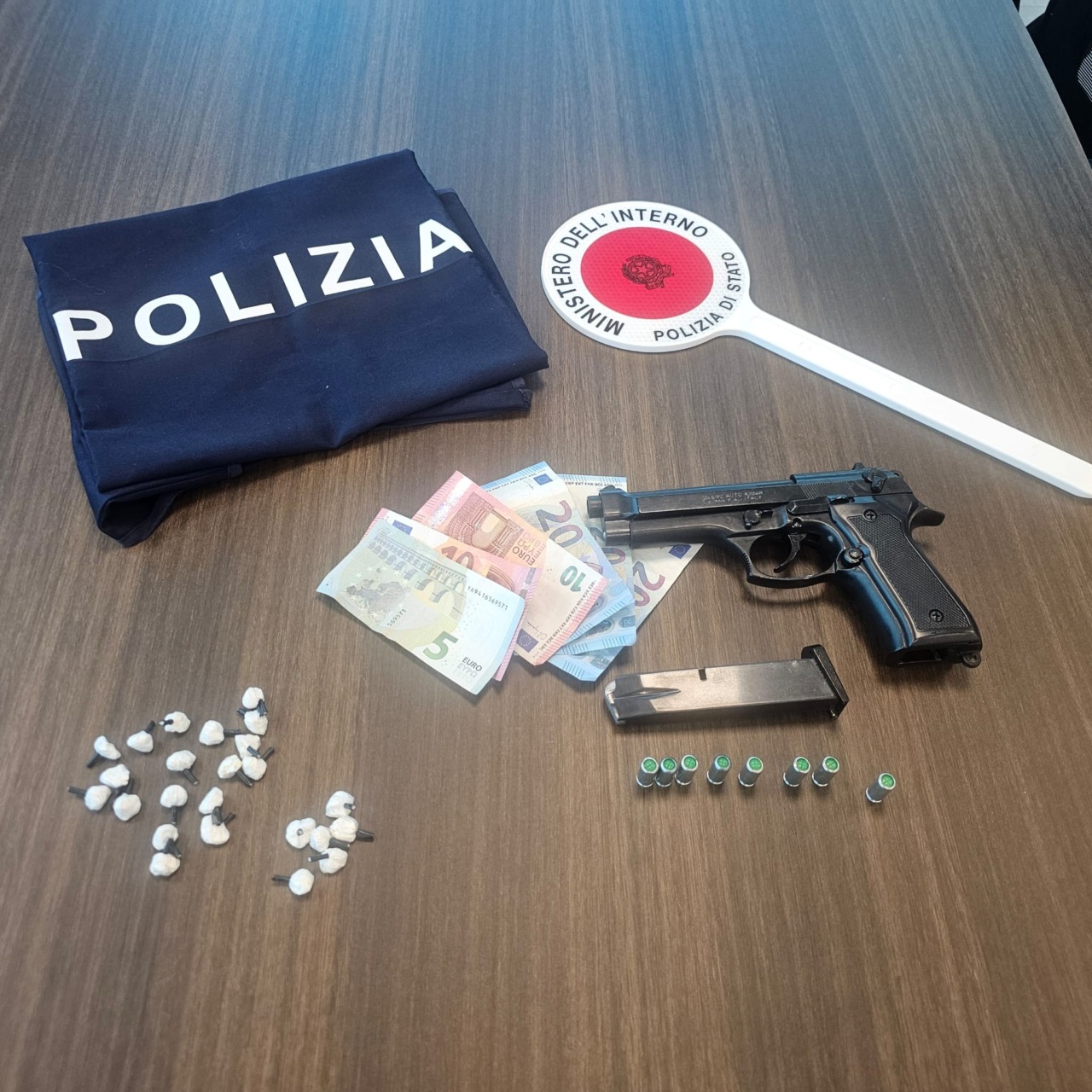 Trovato con droga e una pistola scacciacani, denunciato