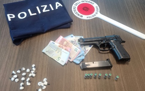 Trovato con droga e una pistola scacciacani, denunciato