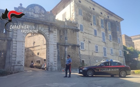 Infastidisce dei clienti in un locale e poi aggredisce i carabinieri, arrestato