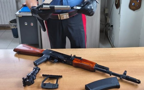 Con le armi finte per girare video, denunciato giovane indiano