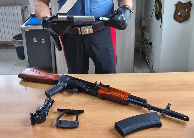 Con le armi finte per girare video, denunciato giovane indiano