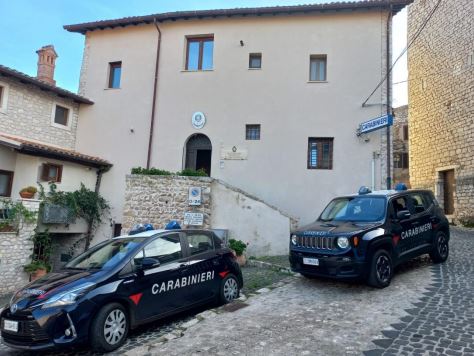 Aggredisce i carabinieri con una falce gridando “Allah Akbar”