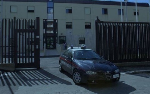 Arriva in caserma alterato, denunciato per spaccio di droga