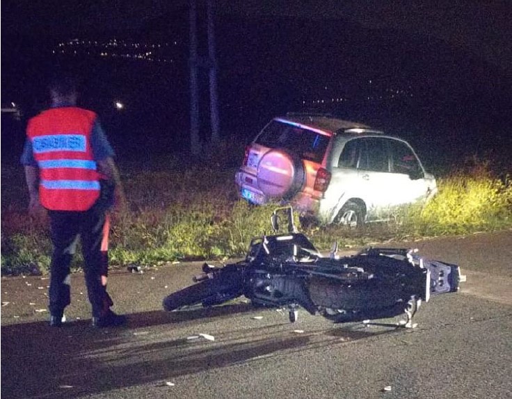 Passa con il rosso e travolge un motociclista: denunciato 58enne
