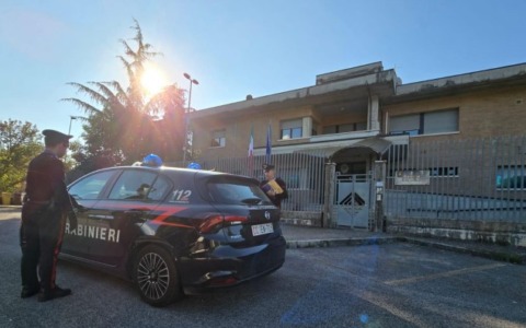 Picchia la compagna e spara contro la sala scommesse, arrestato
