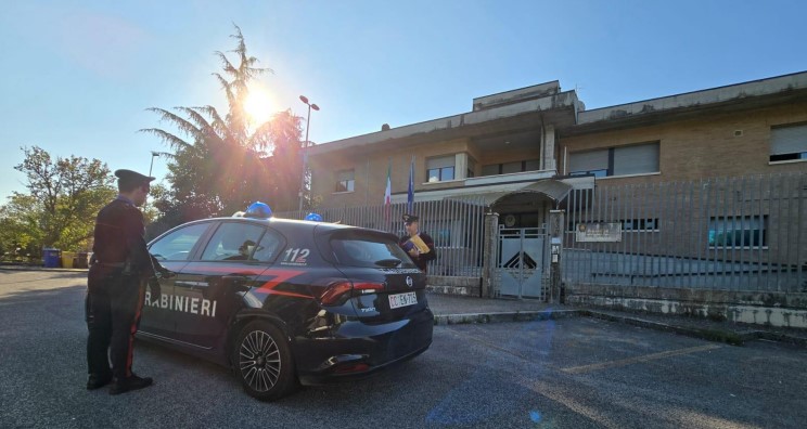 Picchia la compagna e spara contro la sala scommesse, arrestato