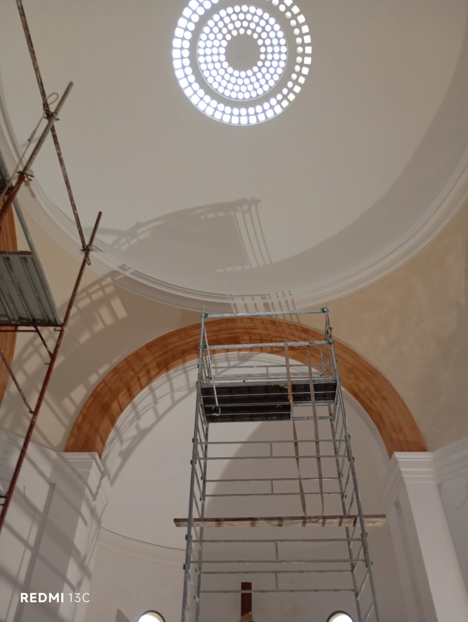 Restauro della chiesa del cimitero: si lavora sulla vecchia pavimentazione