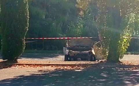 Prima l’esplosione, poi il rogo. Giovane morto carbonizzato nell’auto, domani l’autopsia