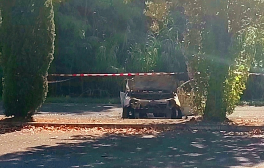 Prima l’esplosione, poi il rogo. Giovane morto carbonizzato nell’auto, domani l’autopsia