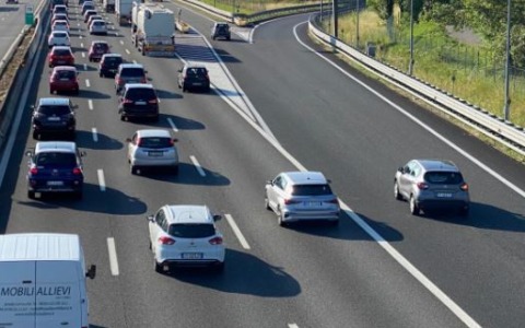 Ubriaco alla guida di un tir sull’A1, fermato e denunciato