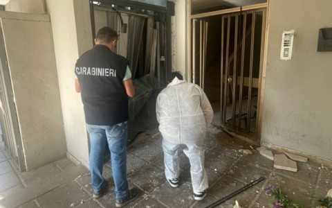 Esplode un ordigno nell’atrio di un palazzo in via Guido Rossa
