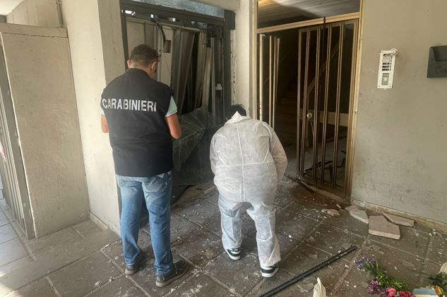 Esplode un ordigno nell’atrio di un palazzo in via Guido Rossa
