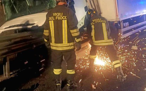 Incidente sull’A1,camion si schianta contro il guardrail