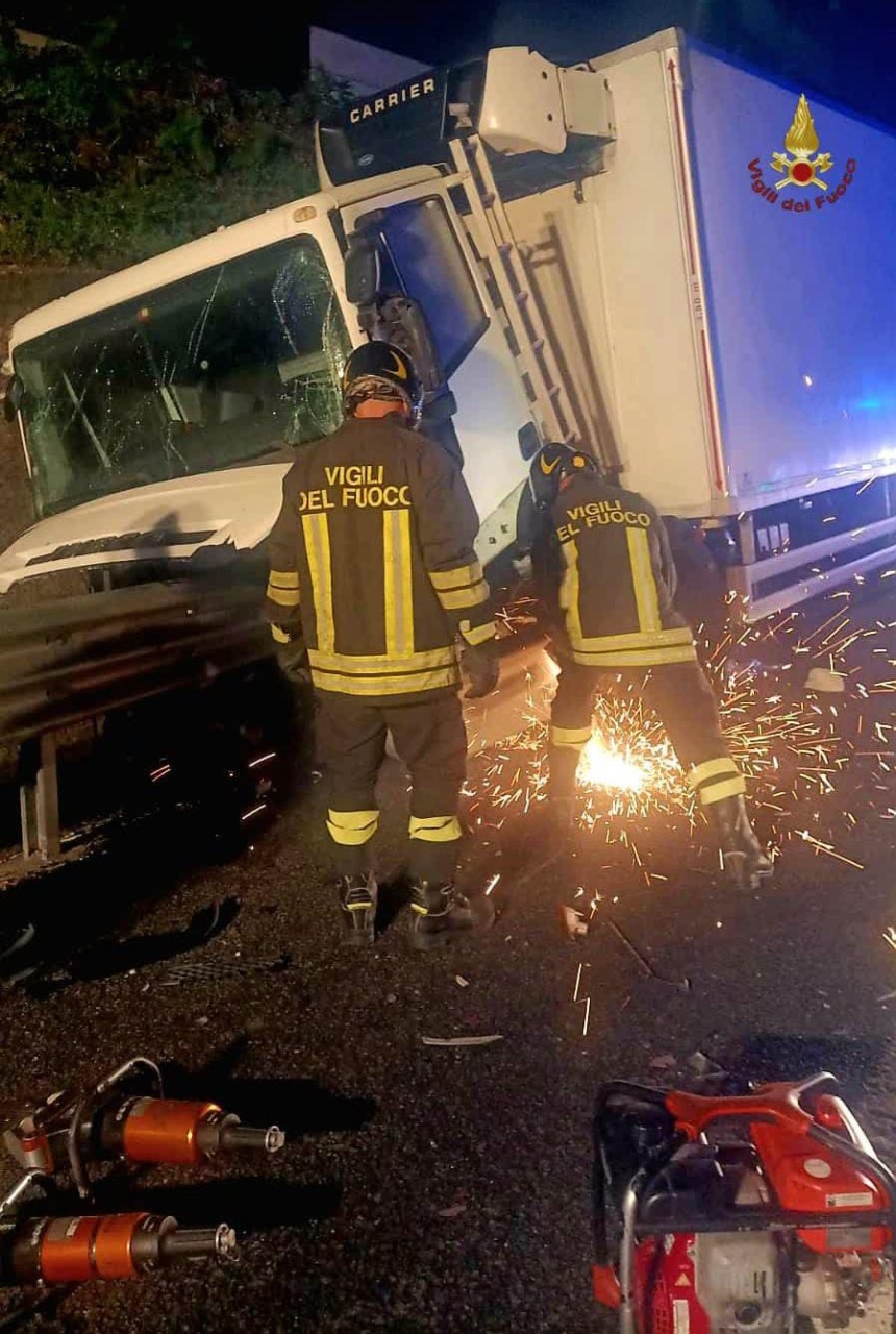 Incidente sull’A1,camion si schianta contro il guardrail