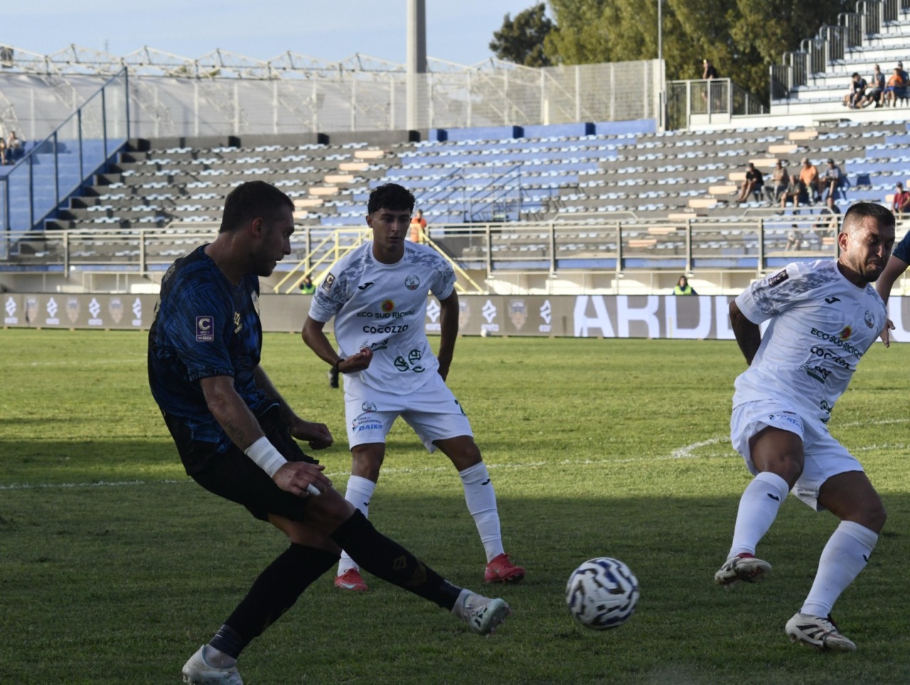 Latina sconfitto in casa dal Monopoli che vince 1-0 con un uomo in meno