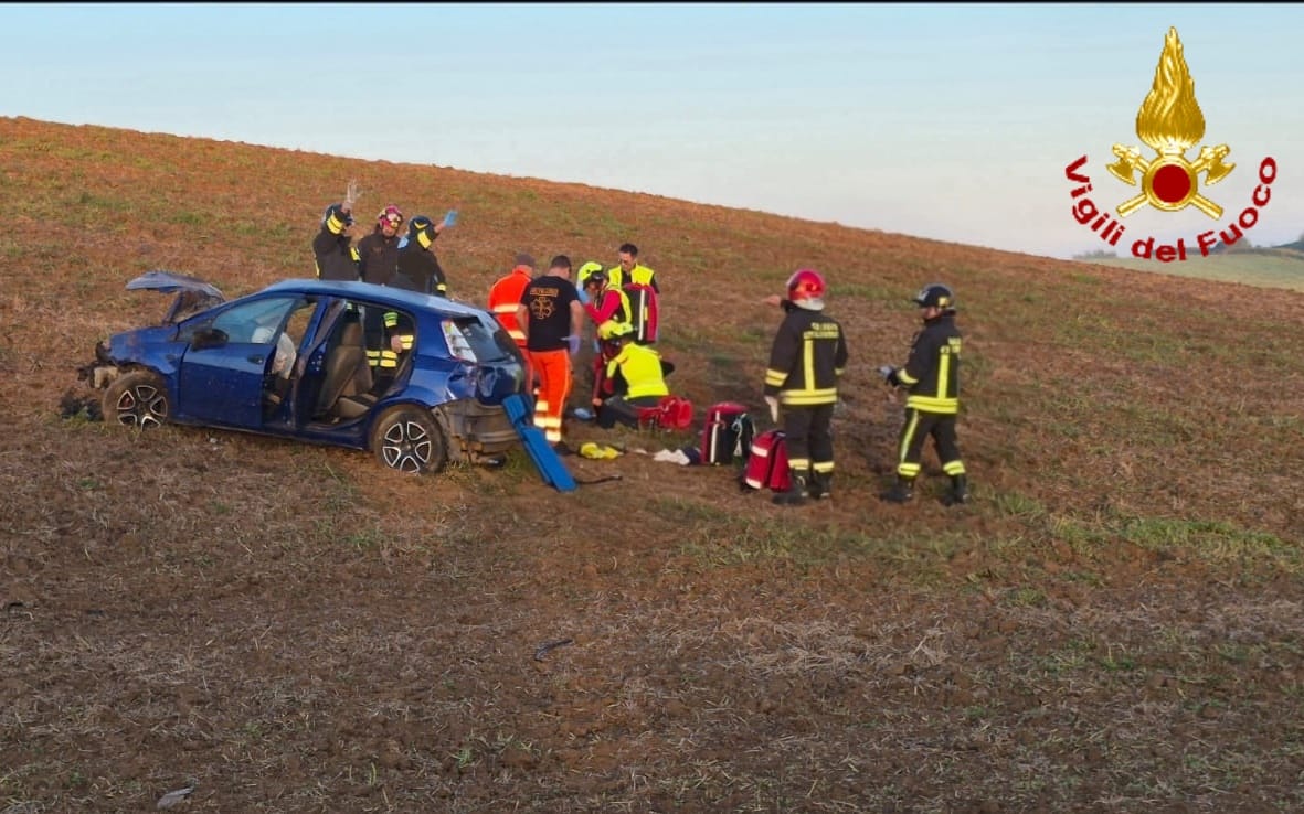 Auto fuori strada: un ferito trasportato in eliambulanza
