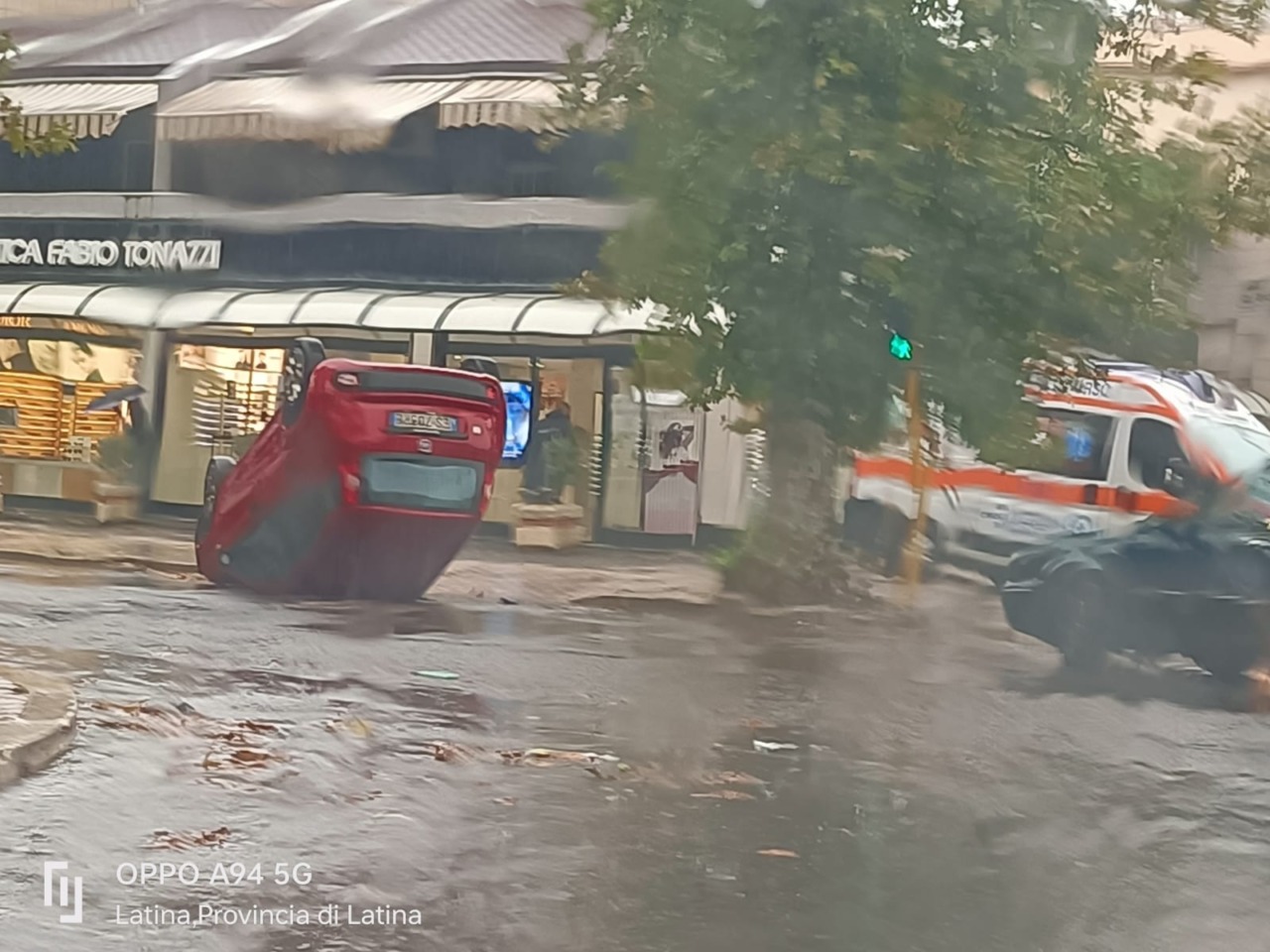 Maltempo, scontro tra due auto. Una si ribalta