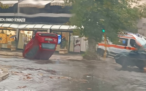 Maltempo, scontro tra due auto. Una si ribalta