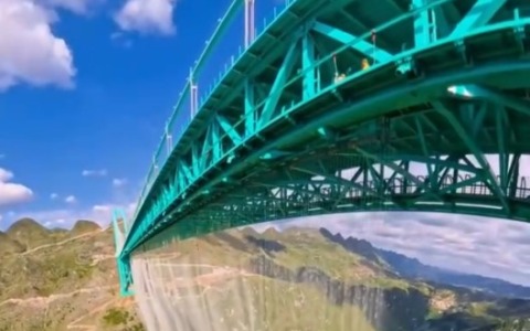 Cina: ponte più alto del mondo aprirà al traffico nel Guizhou