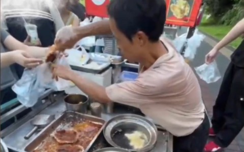 Cina: “ragazzo delle cotolette di pollo” diventa icona gastronomica virale