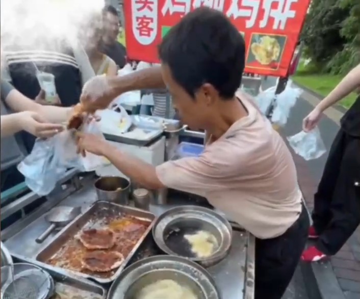 Cina: “ragazzo delle cotolette di pollo” diventa icona gastronomica virale