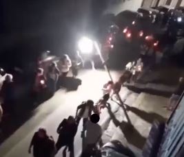 Cade un lampione durante la processione, tragedia sfiorata