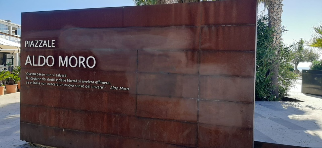 Deturpati i monumenti dedicati a Giuseppe Mazzini e Aldo Moro