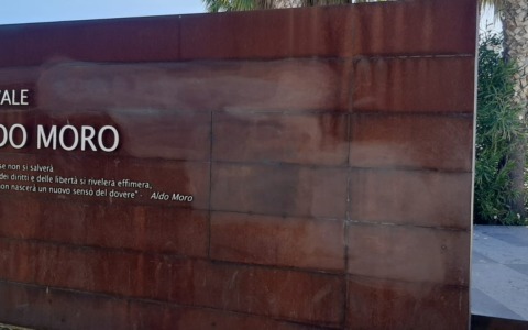 Deturpati i monumenti dedicati a Giuseppe Mazzini e Aldo Moro
