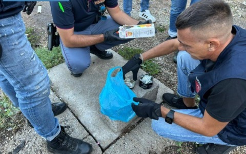 Droga nello sciacquone del rudere abbandonato, un arresto