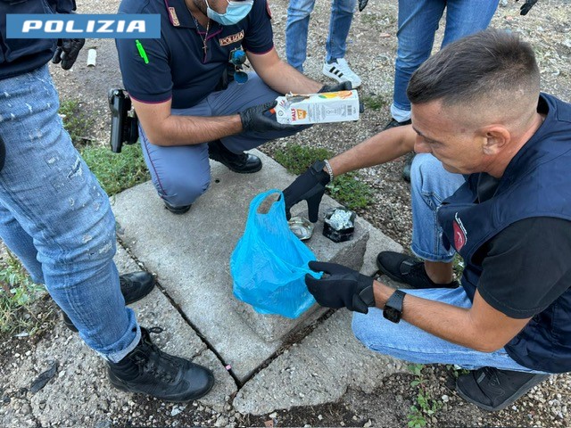 Droga nello sciacquone del rudere abbandonato, un arresto