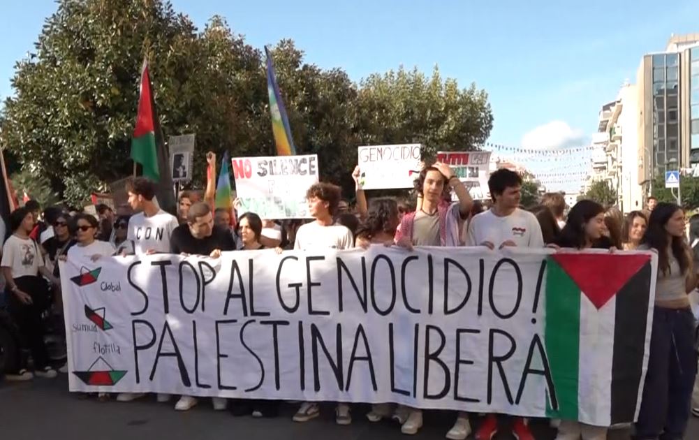 “Blocchiamo tutto” per la Palestina, la protesta in piazza della Vittoria