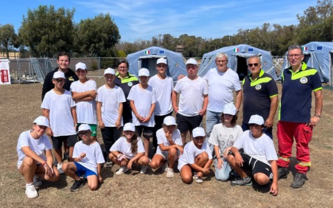 Ragazzi a lezione di Protezione Civile in caso di emergenze
