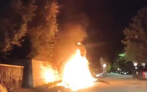 Auto a fuoco nella notte