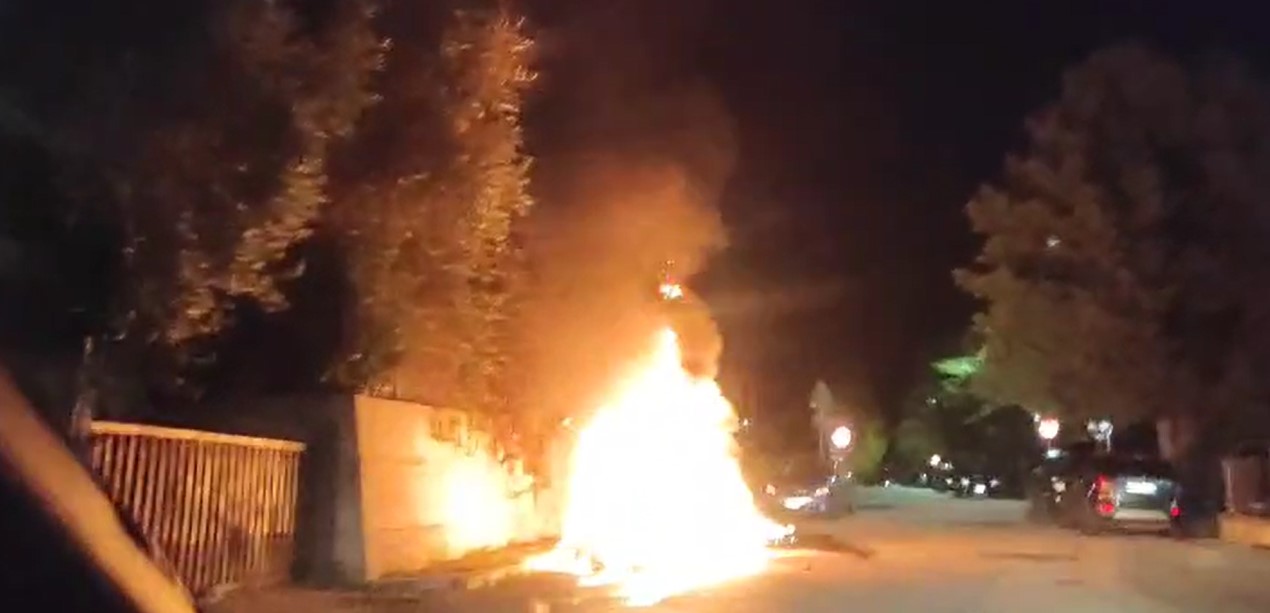 Auto a fuoco nella notte