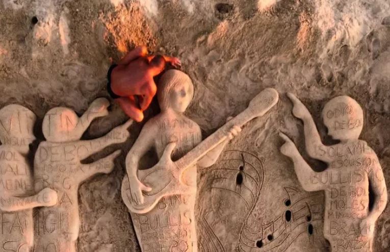 Una scultura di sabbia per Paolo, il 15enne suicida per bullismo