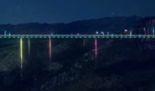 Cina: ponte in costruzione più alto del mondo presenta spettacolo di luci in stile cascata