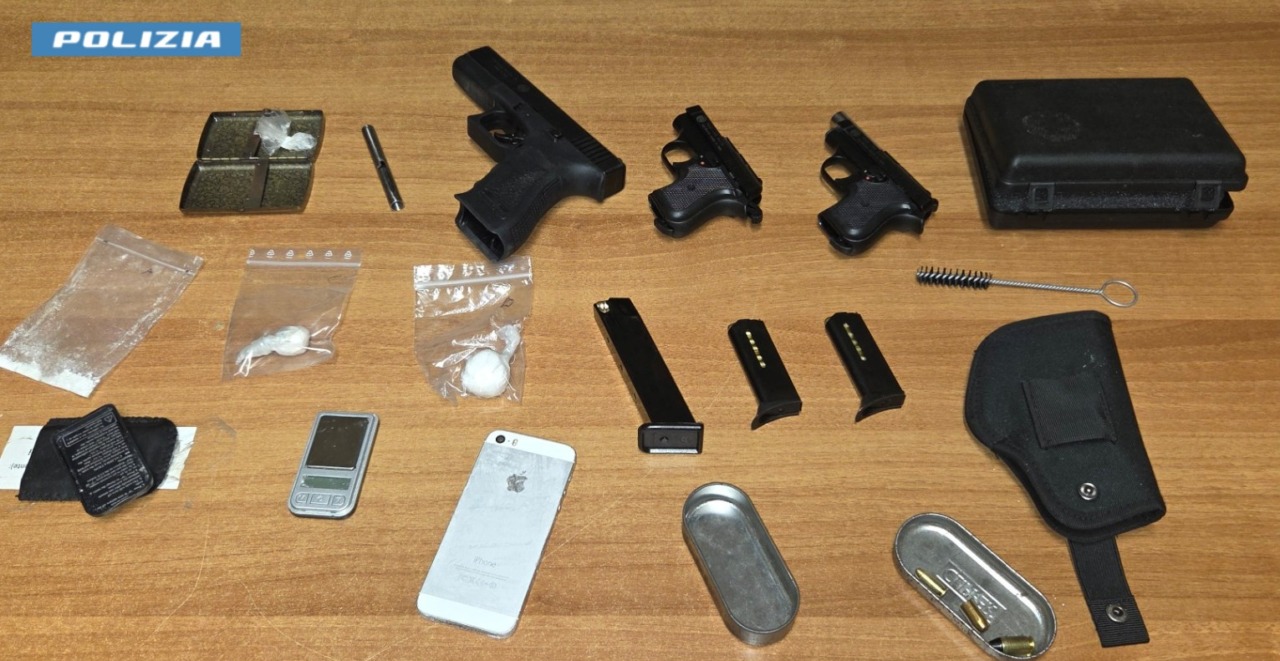 Pistole scacciacani e droga in casa, arrestato