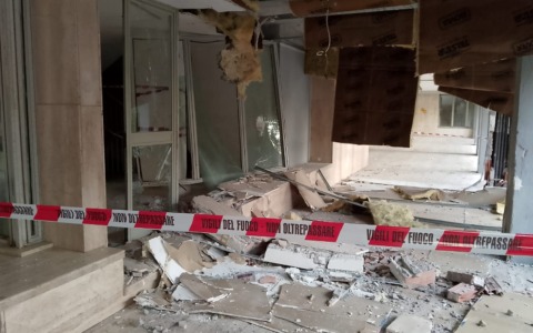 Nuovo attentato, bomba nel palazzo in viale Nervi. Incendiate anche due auto. LE IMMAGINI